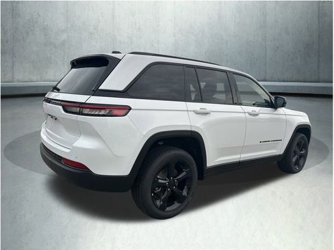 New 2025 Jeep Grand Cherokee Altitude image 5