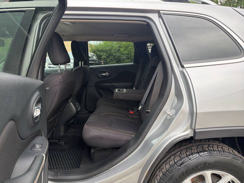 Used 2015 Jeep Cherokee Latitude w/ Cold Weather Group AWD/4WD image 23