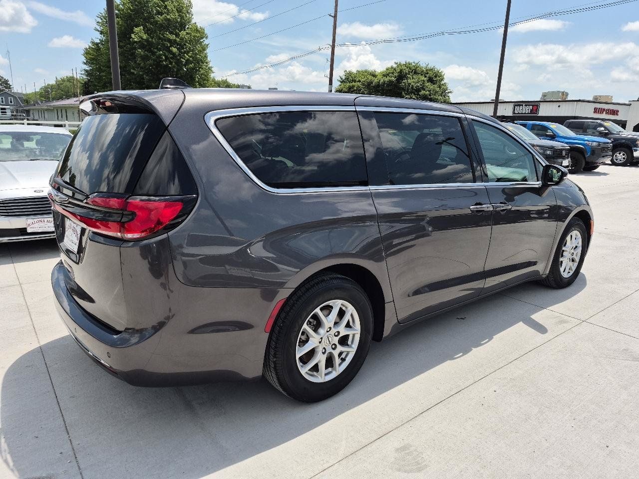Used 2023 Chrysler Pacifica Touring-L FWD image 6