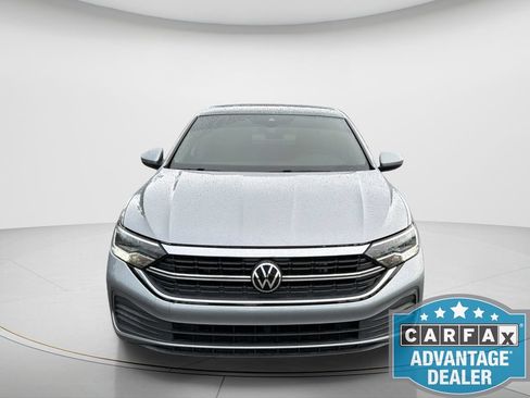 Used 2023 Volkswagen Jetta SE FWD image 2