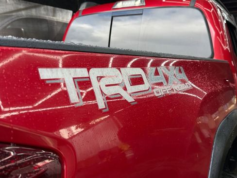 Used 2018 Toyota Tacoma TRD Off-Road w/ Technology Package image 18