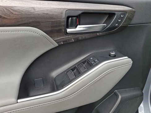 Used 2021 Toyota Highlander Platinum AWD/4WD image 13