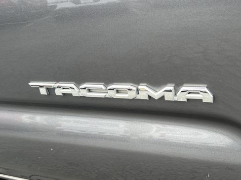 Used 2017 Toyota Tacoma TRD Sport w/ Premium & Technology Package AWD/4WD image 9