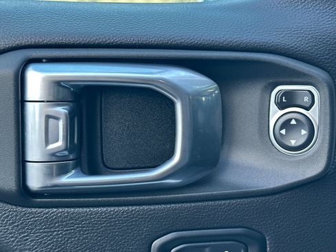 Used 2021 Jeep Wrangler Unlimited Sahara w/ Cold Weather Group image 17