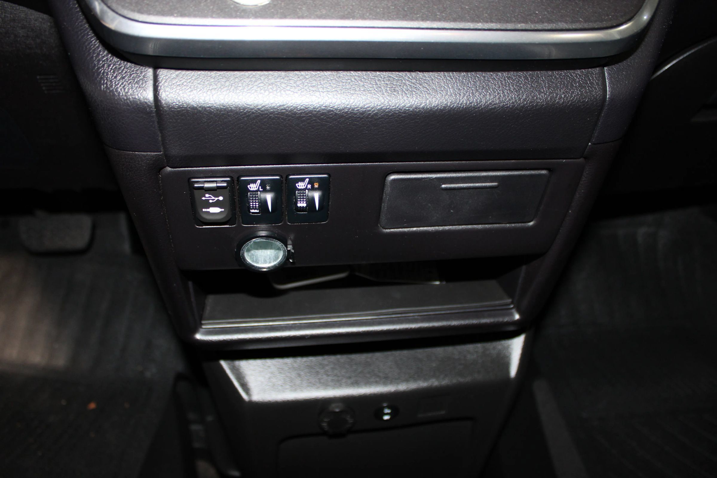 Used 2015 Toyota Sienna SE w/ SE Preferred Package FWD image 19