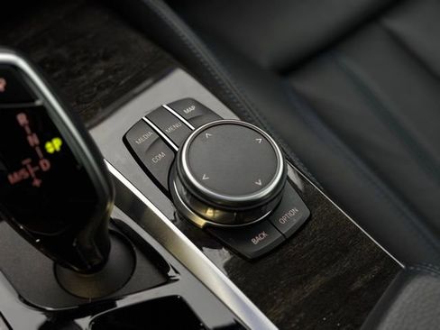 Used 2019 BMW 530i xDrive w/ M Sport Package image 38