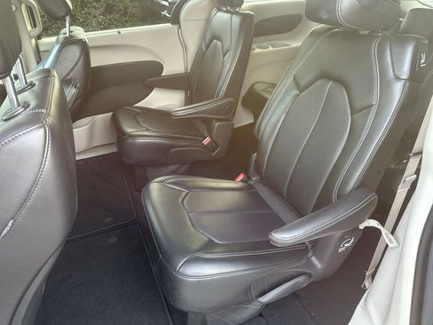 Used 2024 Chrysler Pacifica Touring-L FWD image 13