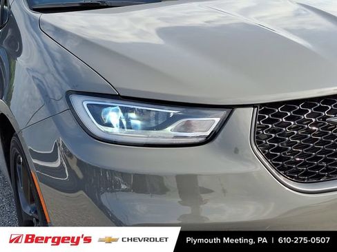 Used 2025 Chrysler Pacifica Limited FWD image 11