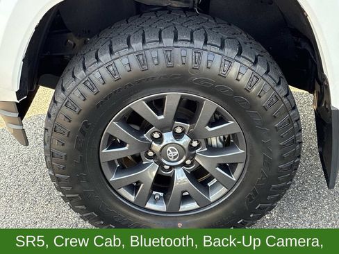 Used 2020 Toyota Tacoma SR5 AWD/4WD image 15