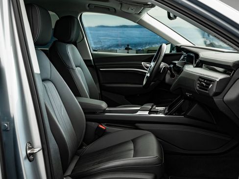 Used 2022 Audi e-tron Premium w/ Convenience Plus Package image 25