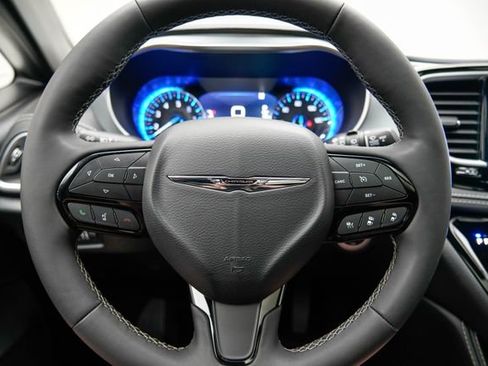 Used 2025 Chrysler Pacifica Limited FWD image 25