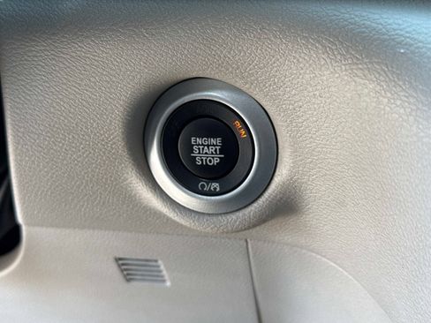 Used 2023 Chrysler Pacifica Touring-L FWD image 29