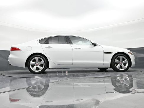 Used 2018 Jaguar XF image 24