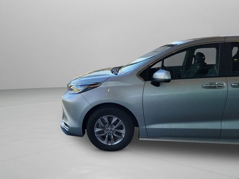 Used 2023 Toyota Sienna XLE image 31