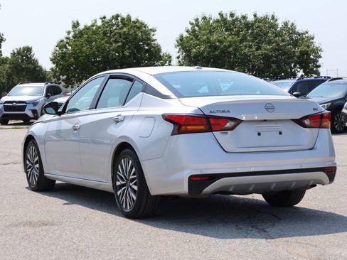 Used 2024 Nissan Altima 2.5 SV FWD image 11