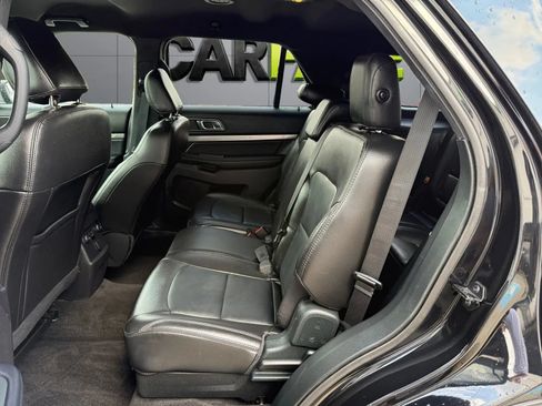 Used 2018 Ford Explorer XLT w/ Equipment Group 202A AWD/4WD image 19