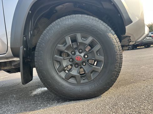 Used 2020 Toyota Tacoma TRD Off-Road AWD/4WD image 13