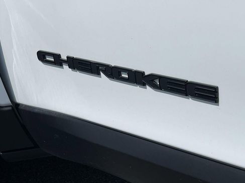 Used 2023 Jeep Cherokee Altitude Lux image 31