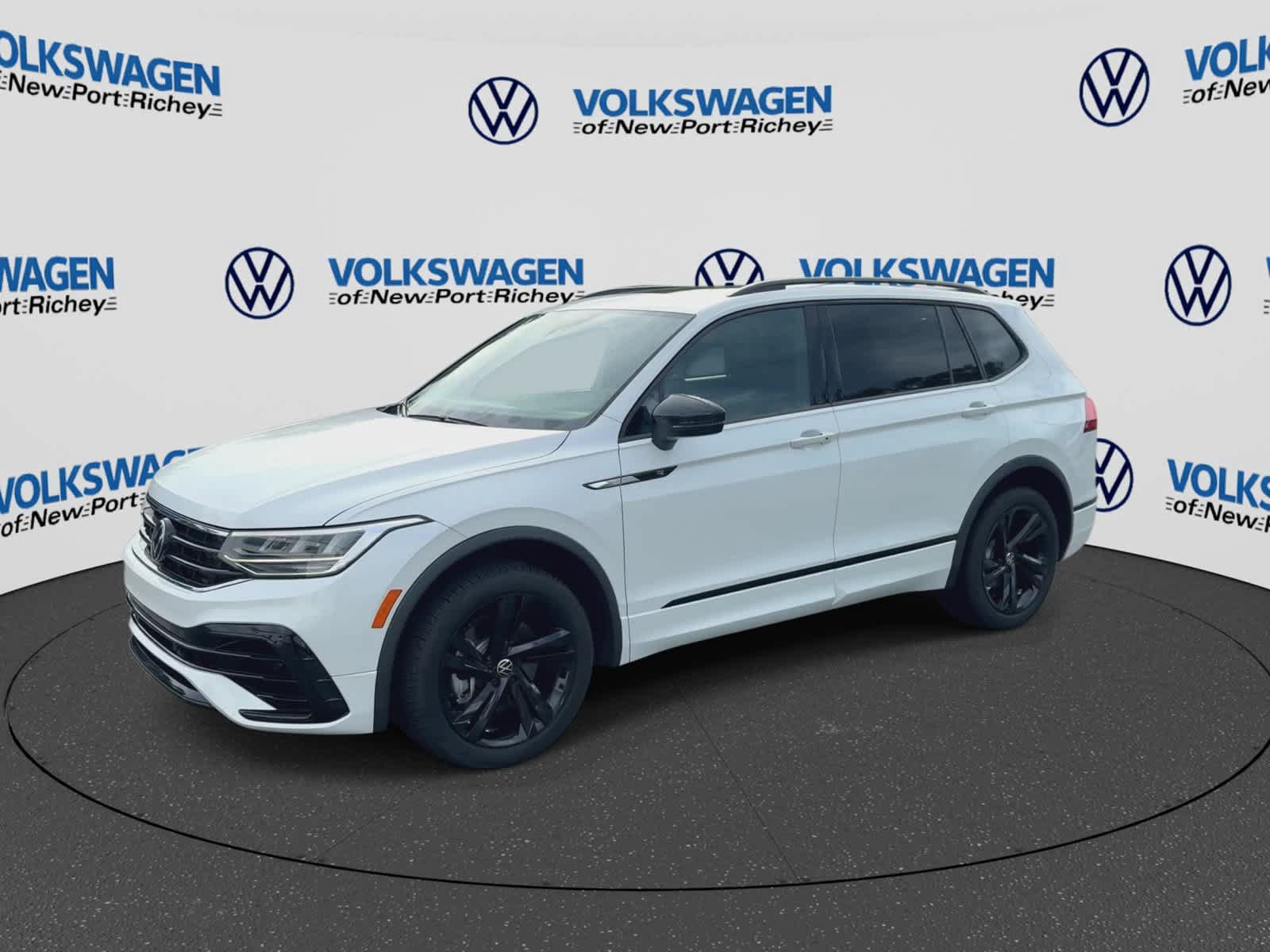 Used 2024 Volkswagen Tiguan SE R-Line FWD image 4