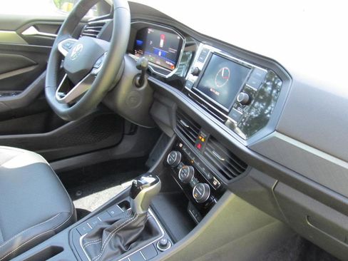 Used 2022 Volkswagen Jetta SE image 38