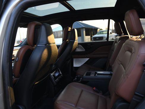 Used 2023 Lincoln Aviator Reserve w/ Equipment Group 201A image 15
