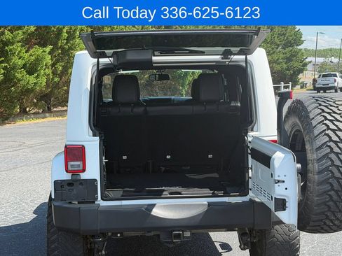 Used 2017 Jeep Wrangler Unlimited Rubicon w/ Connectivity Group AWD/4WD image 11