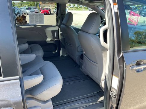 Used 2020 Toyota Sienna XLE Premium w/ Carpet Mat Package FWD image 42