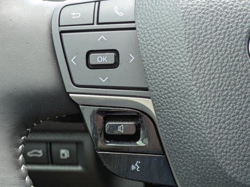 Used 2025 Toyota Camry SE w/ Convenience Package FWD image 22