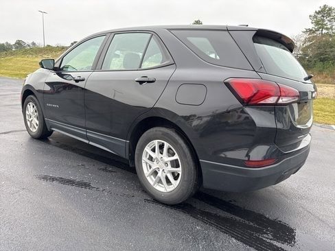 Used 2022 Chevrolet Equinox LS image 2