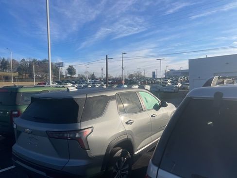 Used 2025 Chevrolet Equinox LT image 2