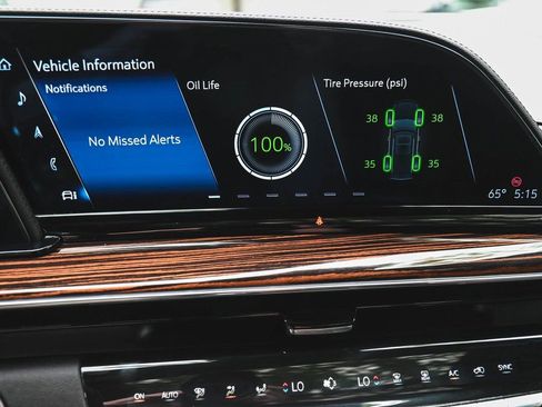 Used 2023 Cadillac Escalade Premium Luxury image 18