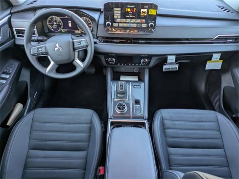 New 2025 Mitsubishi Outlander SE image 16