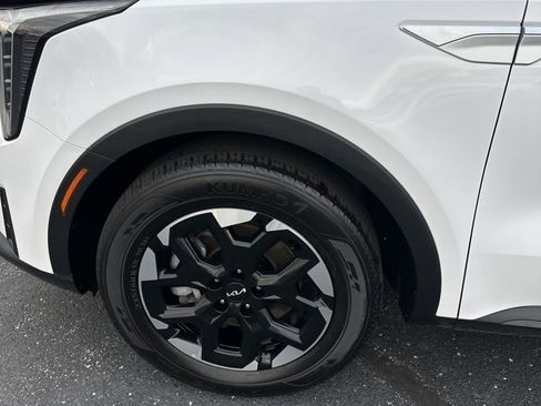 Used 2024 Kia Sorento S image 12