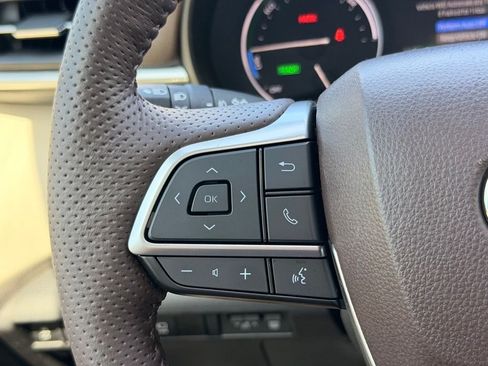 Used 2024 Toyota Sienna Platinum FWD image 30