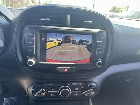 Used 2023 Kia Soul LX w/ LX Technology Package FWD image 29