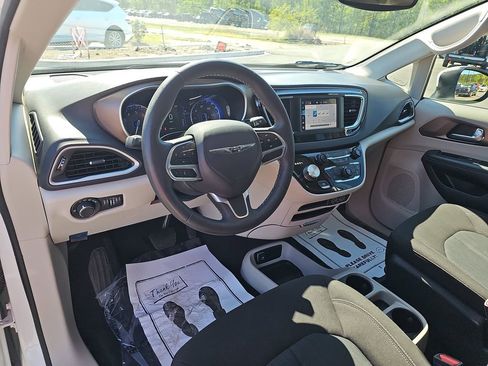 Used 2023 Chrysler Voyager LX image 21