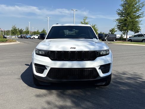 Certified 2024 Jeep Grand Cherokee Altitude RWD image 3