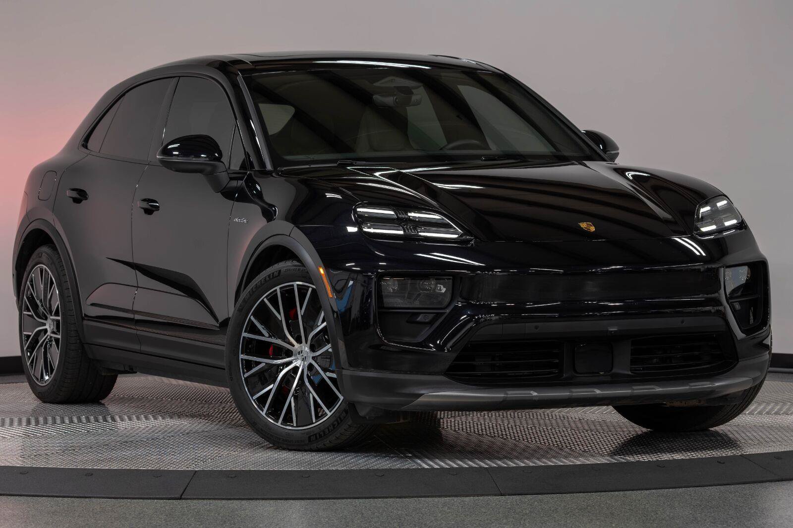 Used 2025 Porsche Macan 4S Electric AWD/4WD image 32