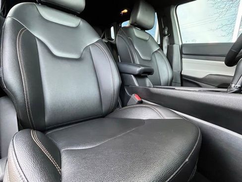 Used 2024 Jeep Compass Limited image 28