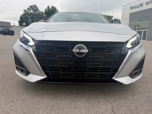 Used 2024 Nissan Altima 2.5 SV FWD image 5