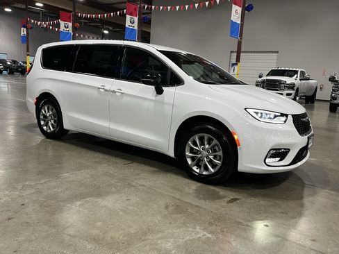 New 2026 Chrysler Pacifica Select AWD/4WD image 7