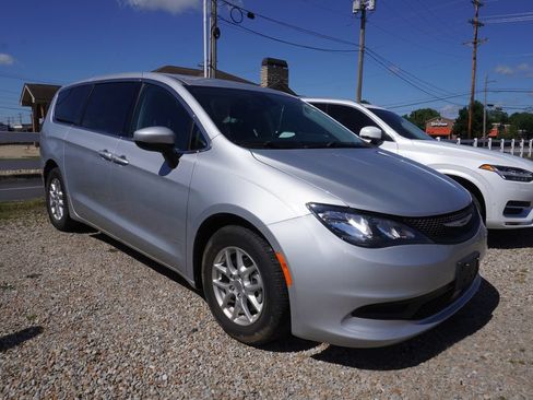 Used 2023 Chrysler Voyager LX FWD image 10