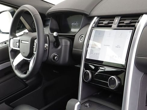 Used 2025 Land Rover Discovery Dynamic SE image 23