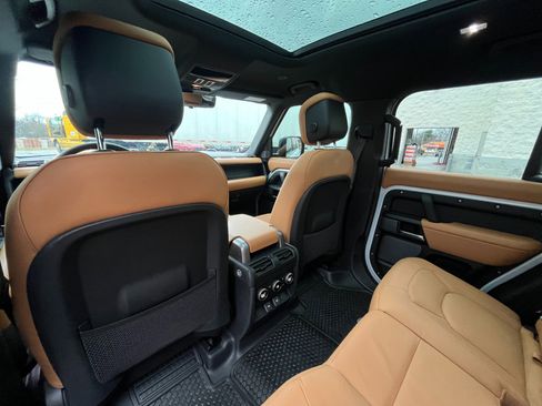 Used 2023 Land Rover Defender 110 image 28