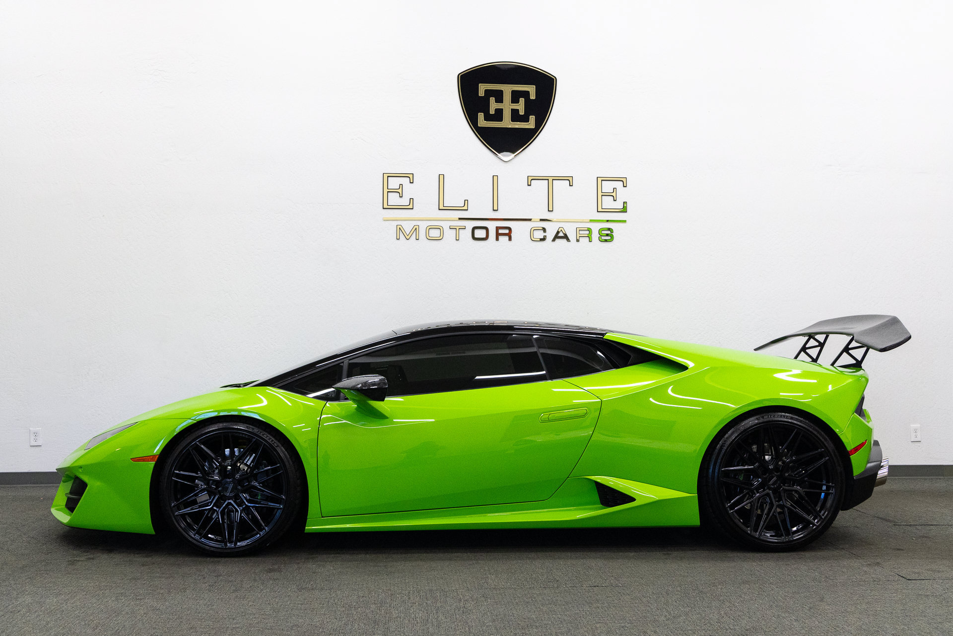Used 2018 Lamborghini Huracan LP 580-2 RWD image 2