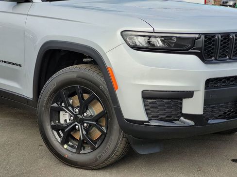 New 2025 Jeep Grand Cherokee L Altitude image 9