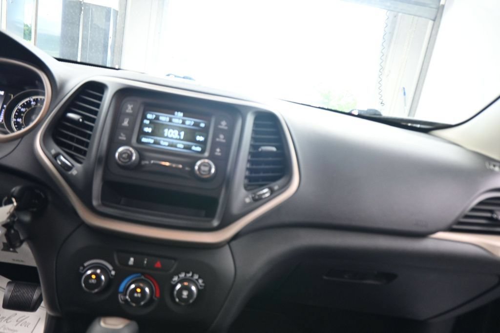 Used 2018 Jeep Cherokee Latitude AWD/4WD image 48
