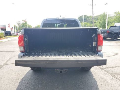 Used 2018 Toyota Tacoma TRD Sport w/ Technology Package AWD/4WD image 9