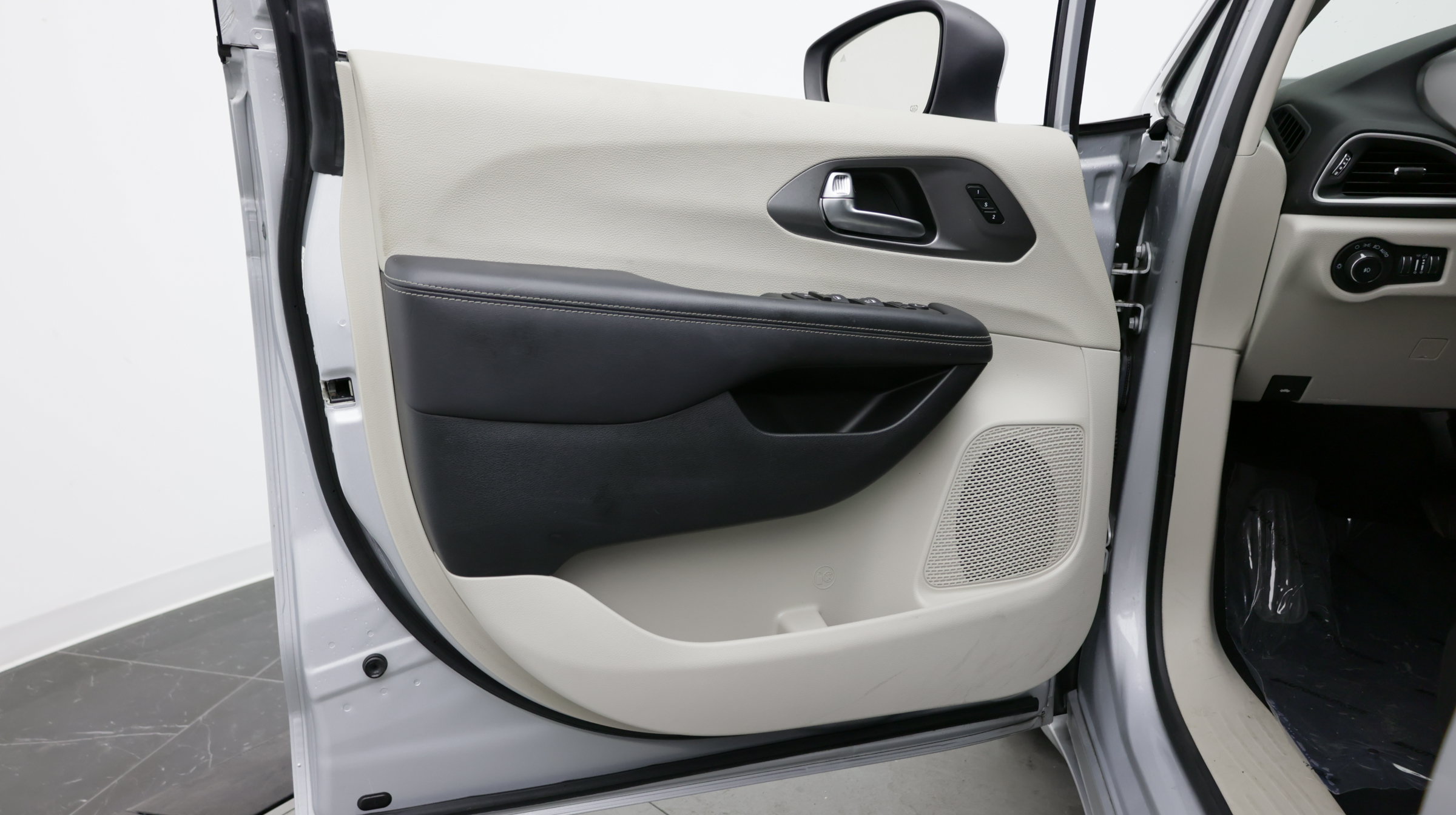 Used 2023 Chrysler Pacifica Touring-L FWD image 13
