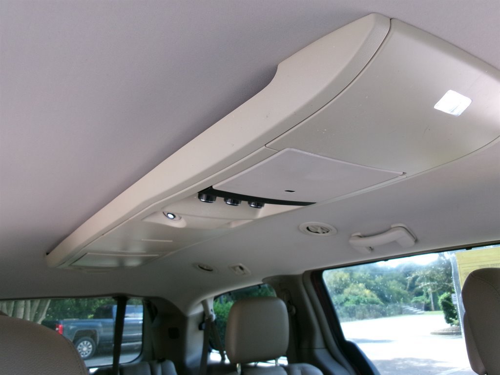 Used 2013 Chrysler Town & Country Touring-L w/ Driver Convenience Group FWD image 31